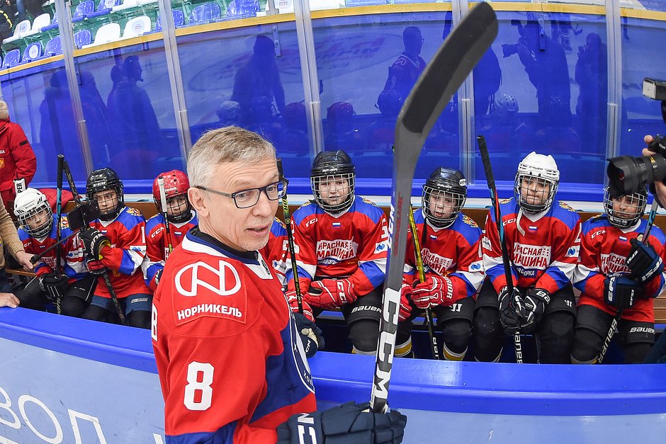 Игорь Ларионов и юные норильские хоккеисты