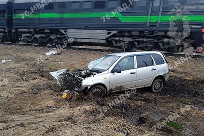 При столкновении поезда с автомобилем в российском регионе погибли два человека