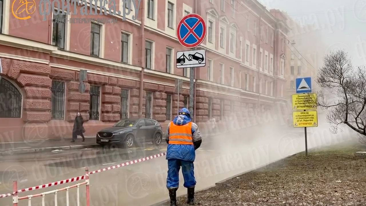 Автомобиль с двумя детьми провалился в яму с кипятком в Петербурге:  Общество: Россия: Lenta.ru