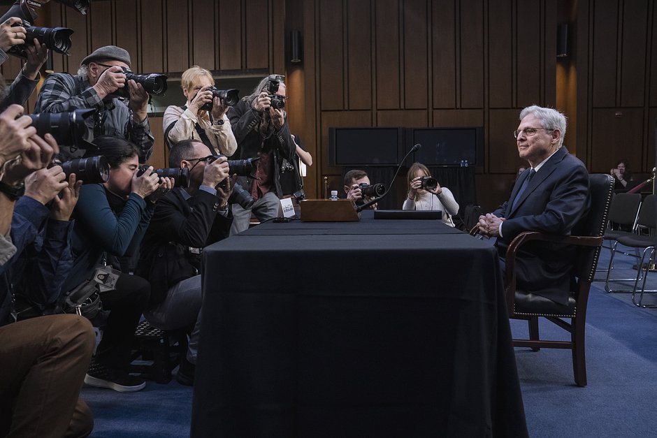 Меррик Гарланд, генеральный прокурор США (справа) во время судебных слушаний в Сенате в Вашингтоне, округ Колумбия, США, 1 марта 2023 года