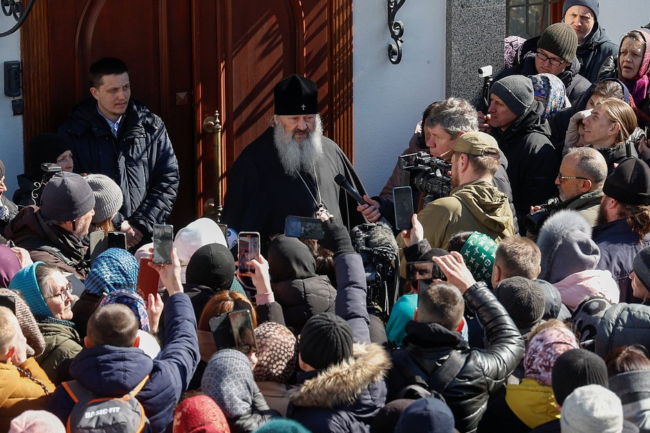 Митрополит УПЦ Павел выступает перед верующими и СМИ на территории Киево-Печерской лавры, 30 марта 2023 года