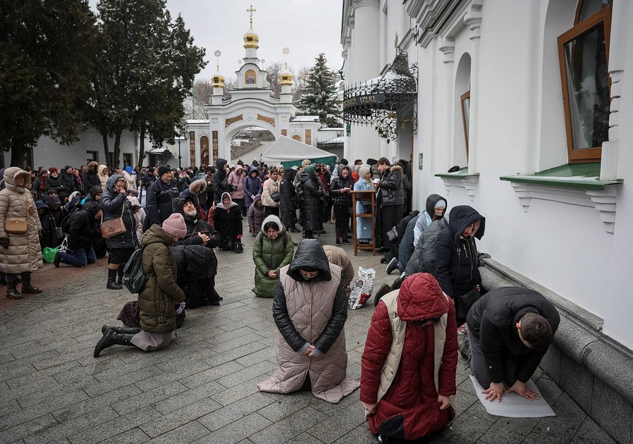 Верующие молятся возле храма в Киево-Печерской лавре во время богослужения под руководством митрополита Онуфрия, главы УПЦ, Киев, 29 марта 2023 года