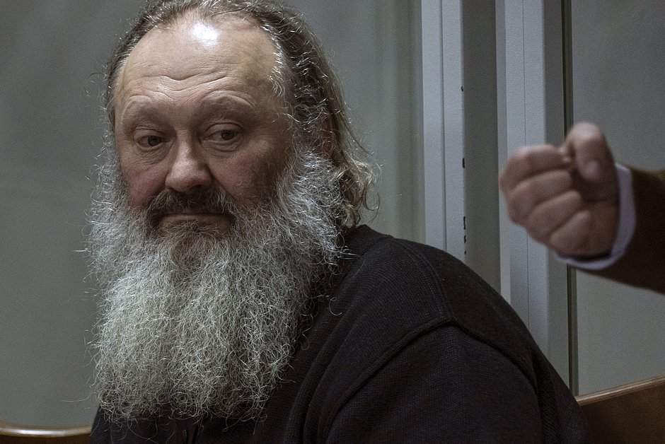 Настоятель Киево-Печерской лавры митрополит Павел ожидает решения суда в Киеве, 1 апреля 2023 года