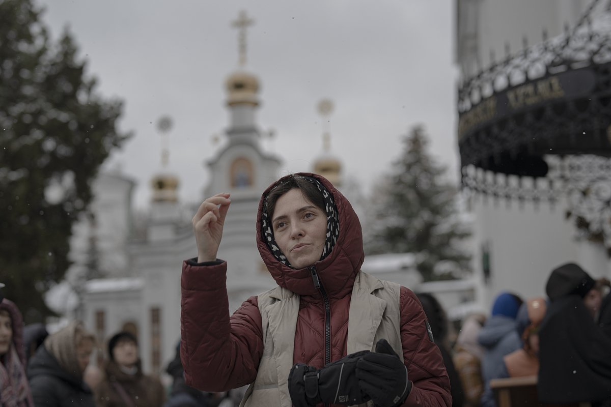 Люди молятся в монастырском комплексе Киево-Печерской лавры в Киеве, 29 марта 2023 года