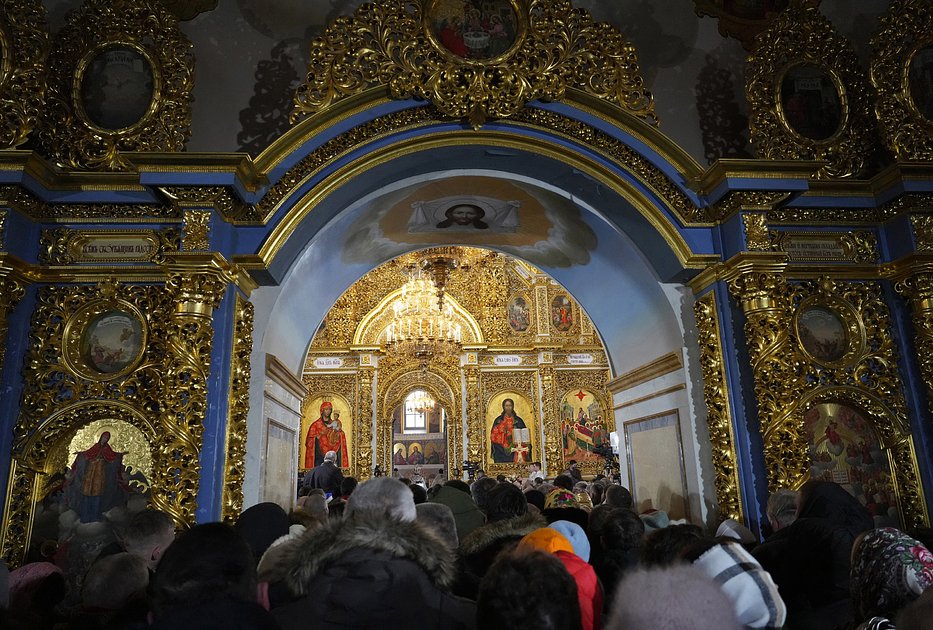 Прихожане на рождественской службе в Успенском соборе, Печерский монастырь, Киев, 7 января 2023 года