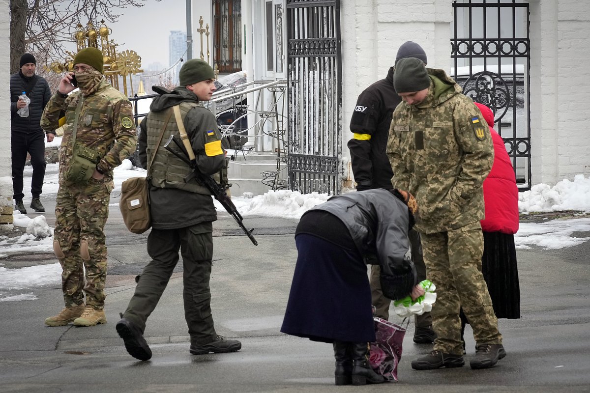Правоохранители досматривают вещи прихожанина у входа в монастырский комплекс Киево-Печерской лавры в Киеве, 22 ноября 2022 года