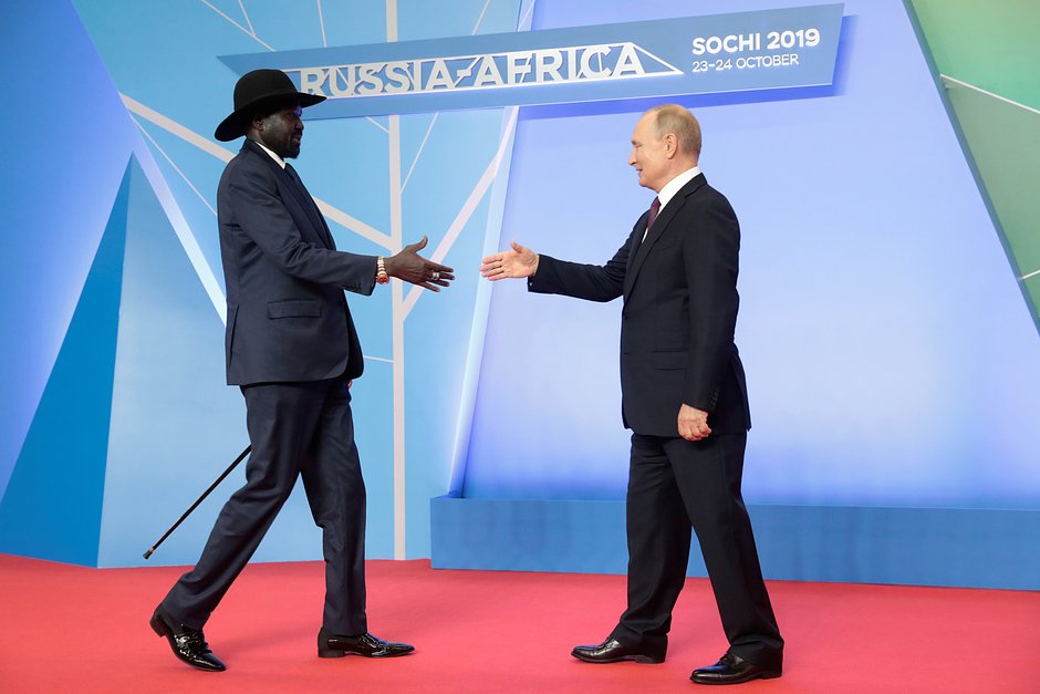Президент России Владимир Путин пожимает руку президенту Южного Судана Сальваторе Кииру во время официальной церемонии встречи глав государств и правительств стран-участниц саммита «Россия — Африка» в Сочи, 23 октября 2019 года