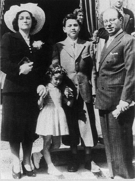 Сильвио Берлускони в детстве вместе с сестрой Марией Антониеттой и их родителями Луиджи и Розеллой Берлускони, 1948 год