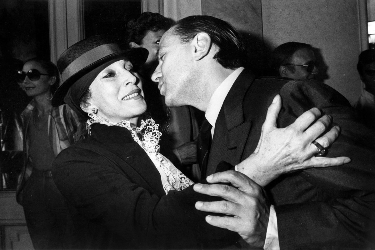 Силвио Берлускони протяга ръка, за да целуне актрисата Валентина Кортезе, ноември 1972 г.