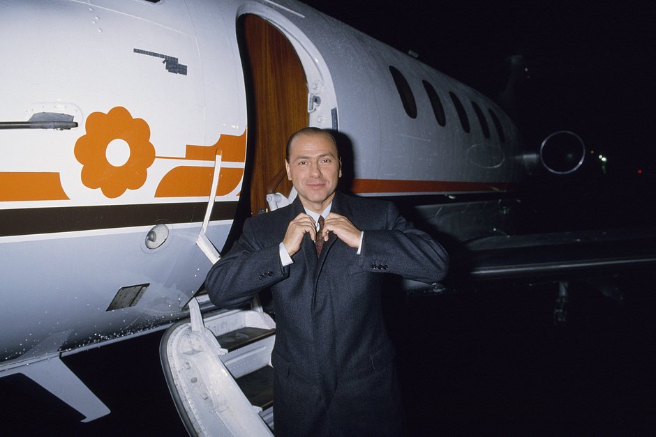 Сильвио Берлускони готовится к взлету его частного самолета, Милан, 1994 год