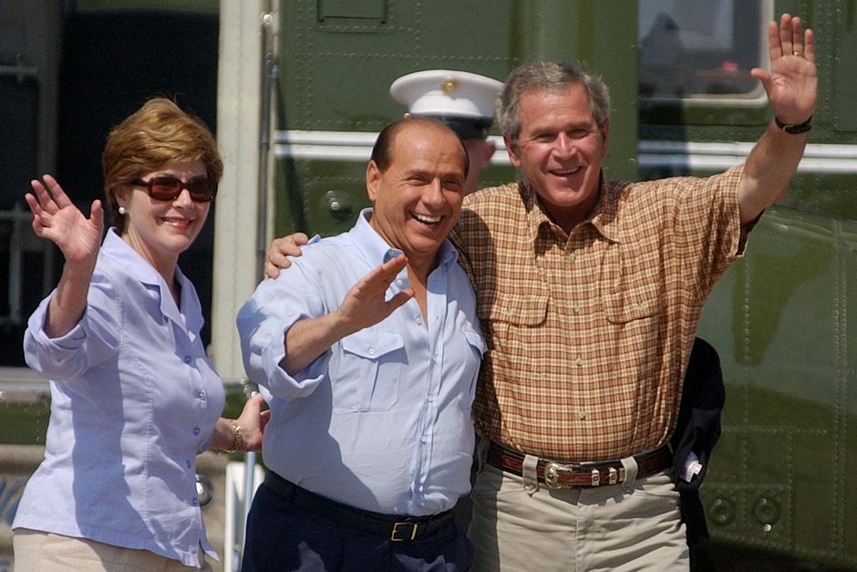 Джордж Буш-младший, его жена Лора и Сильвио Берлускони машут фотографам на ранчо американского президента в Техасе, 20 июля 2003 года