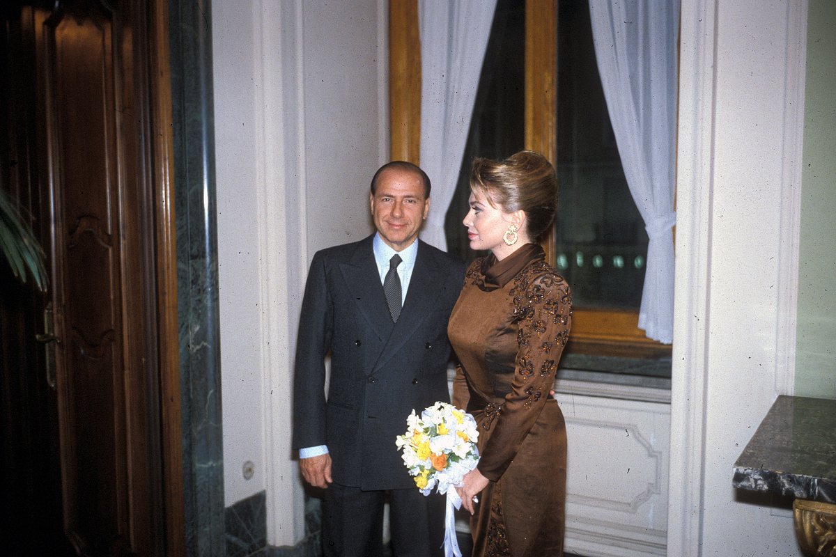  Силвио Берлускони по време на сватбата си с Вероника Ларио в Палацо Марино, 15 ноември 1990 година 