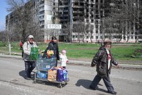«Многие просто голодали» Тысячи простых россиян решили помочь детям Донбасса. Что они увидели на месте боевых действий?