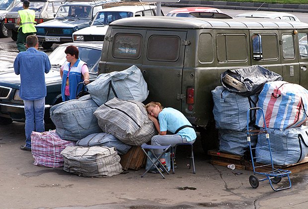 Челноки на Комсомольской площади в Москве, 2005 год