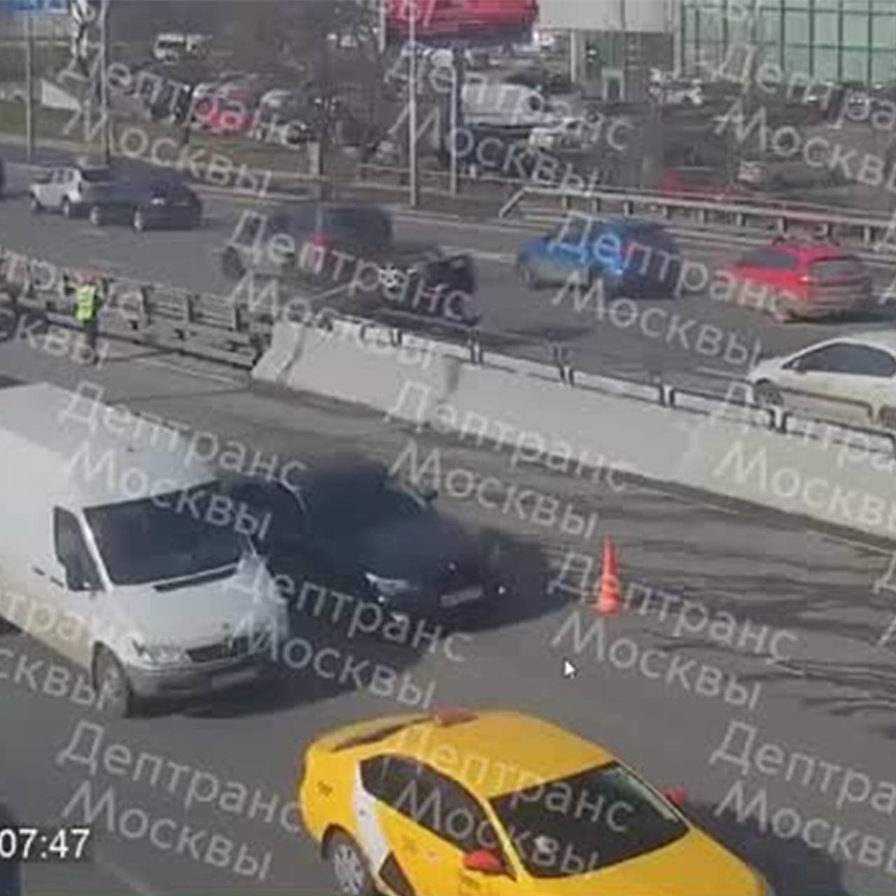 Автомобиль перевернулся при массовой аварии в Москве и попал на видео:  Общество: Россия: Lenta.ru