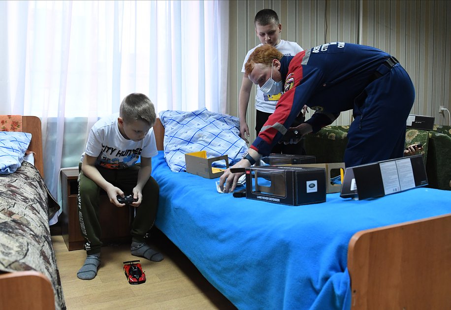 Добровольцы Всероссийского студенческого корпуса спасателей раздают подарки эвакуированным из ДНР и ЛНР детям