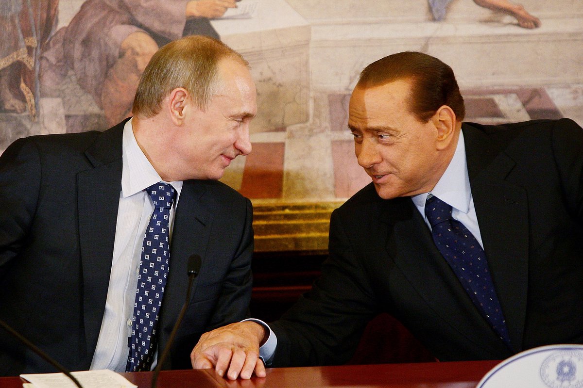 Премьер-министр России Владимир Путин и премьер-министр Италии Сильвио Берлускони на пресс-конференции на вилле Джернетто под Миланом, 26 апреля 2010 года