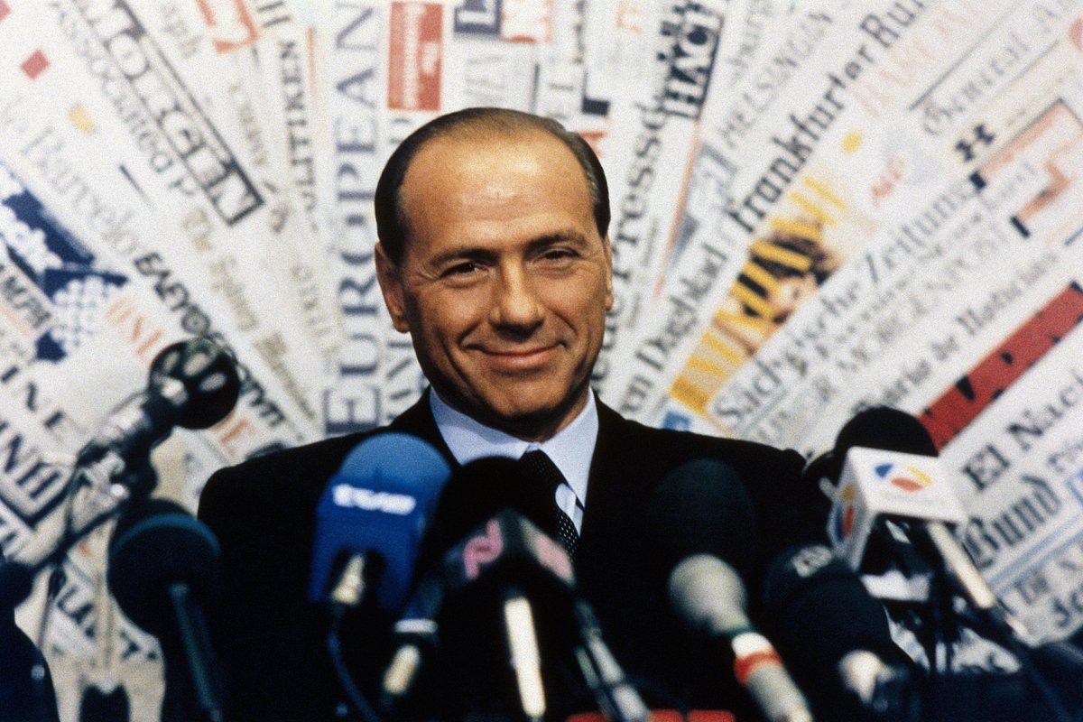 Силвио Берлускони провежда пресконференция, обявявайки своя политически дебют, 26 ноември 1993 г.