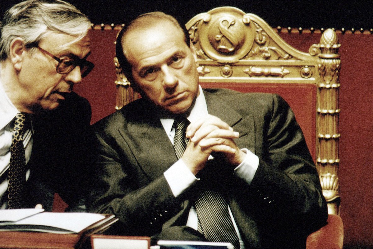 Силвио Берлускони говори с адвокат Чезаре Превити в Сената по време на вот на доверие към правителството, 17 май 1994 г.