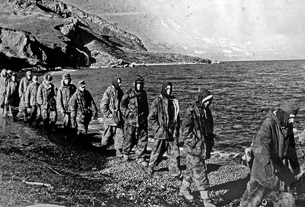 Немецкие военнопленные на побережье Черного моря под Севастополем в мае 1944 года. 12 мая 1944 года Красная Армия окончательно разгромила последние оставшиеся немецкие войска в Крыму