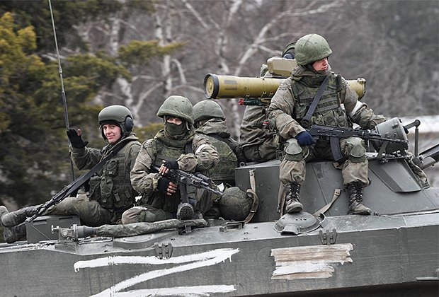 Российские военнослужащие в колонне военной техники у границы с Украиной.