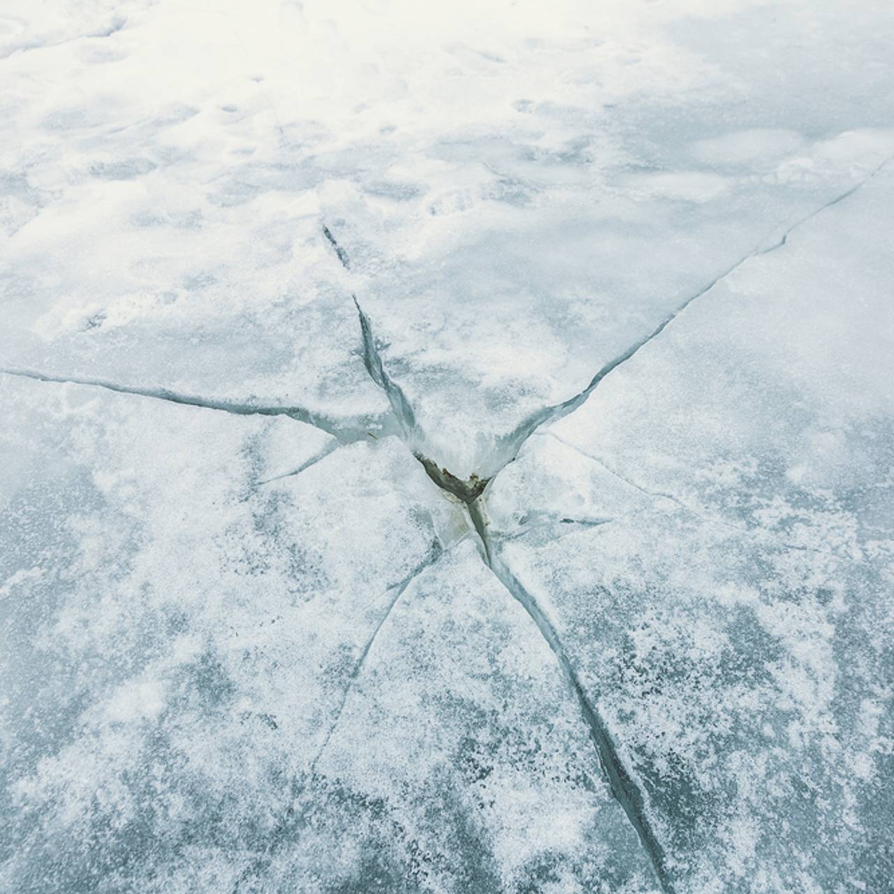Трещин на зиму. Трещины на льду. Треснувший лед. Ледяные трещины. Треснувший лед на реке.