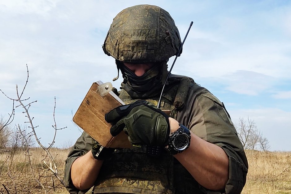 Командир орудия 2А36 «Гиацинт-Б» с позывным Донбасс получает координаты для ведения огня, авдеевское направление, март 2023 года