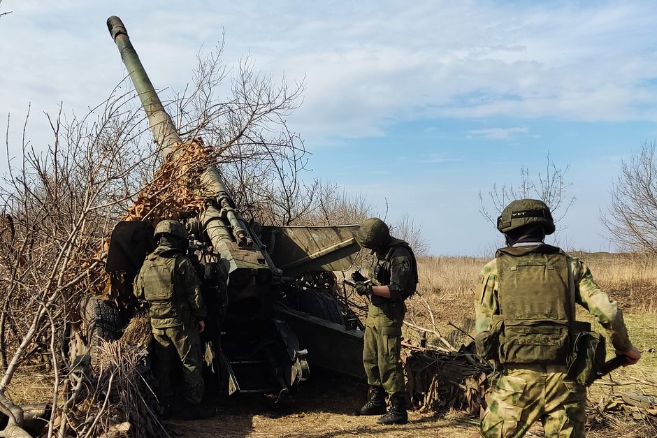 Расчет орудия 2А36 «Гиацинт-Б» ведет огонь по позициям Вооруженных сил Украины на авдеевском направлении, март 2023 года
