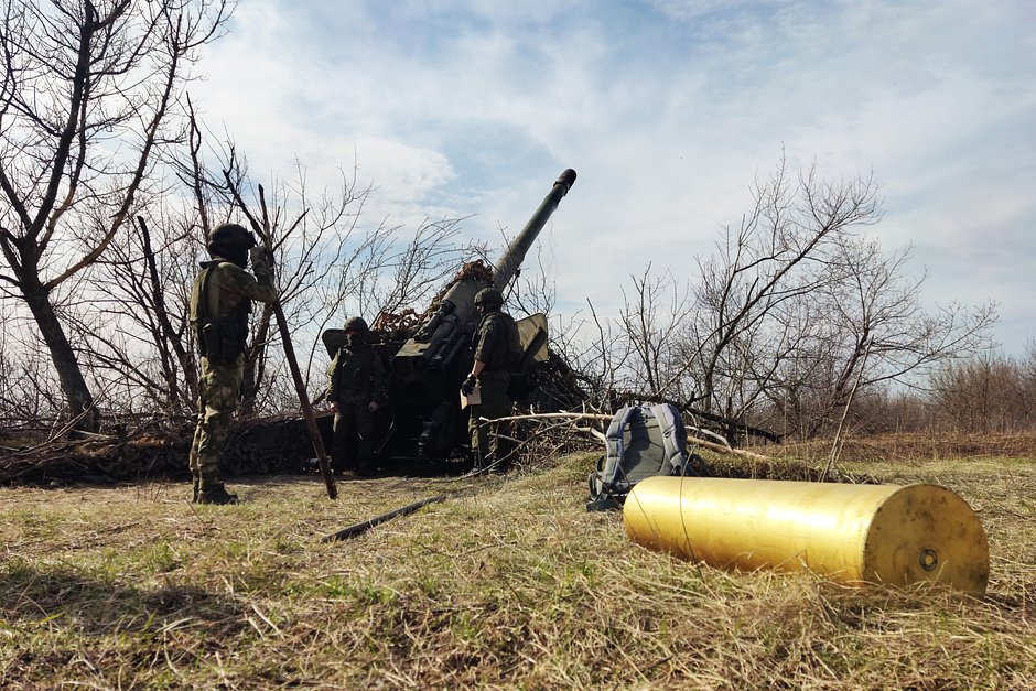 Расчет орудия 2А36 «Гиацинт-Б» ведет огонь по позициям ВСУ на авдеевском направлении, март 2023 года