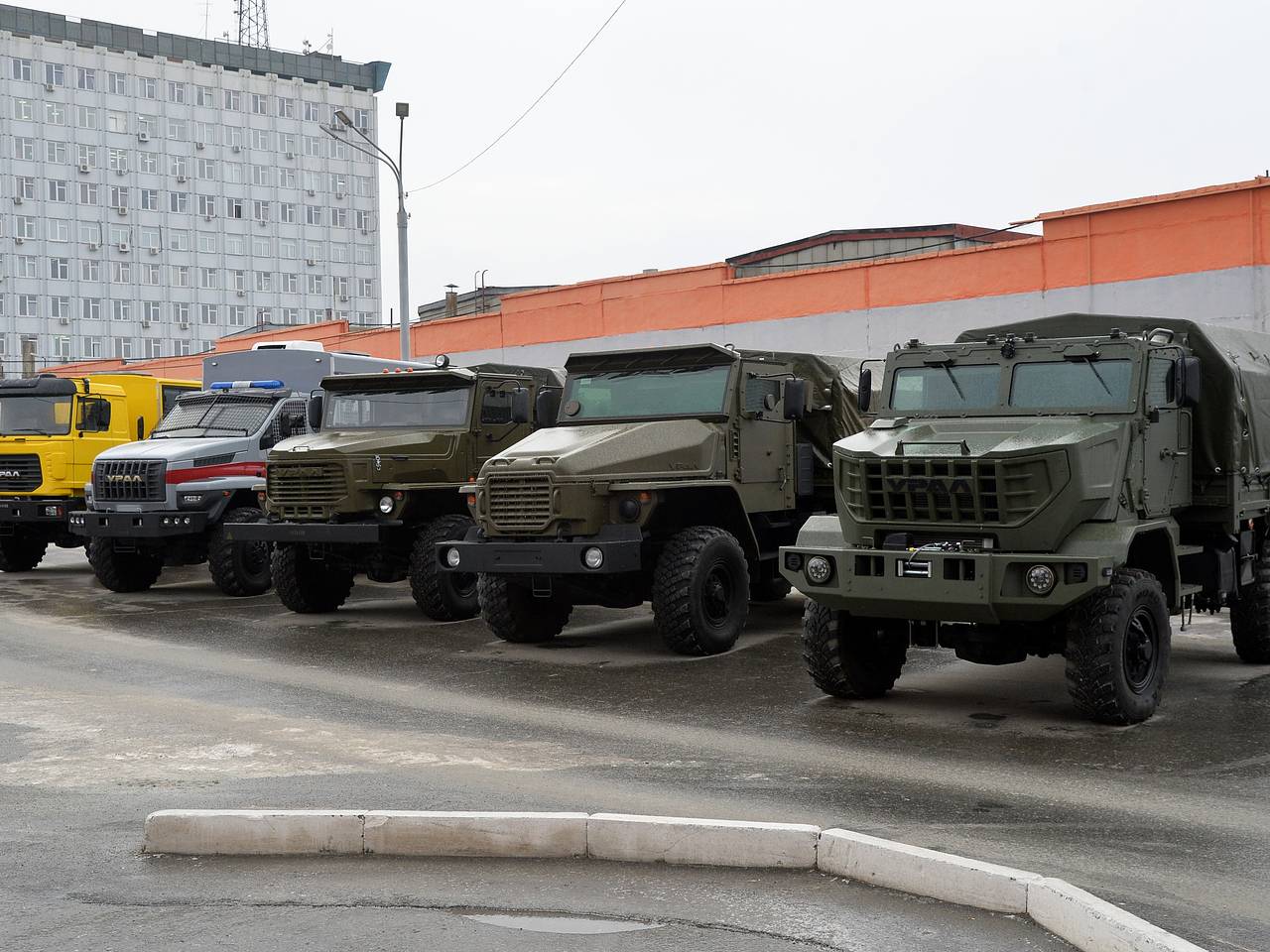 Российские бронированные «Уралы» получили дополнительную защиту: Оружие:  Наука и техника: Lenta.ru