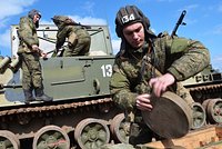 Военная служба по контракту в России в 2024 году: каковы условия отбора, социальные гарантии и шансы попасть в зону СВО?