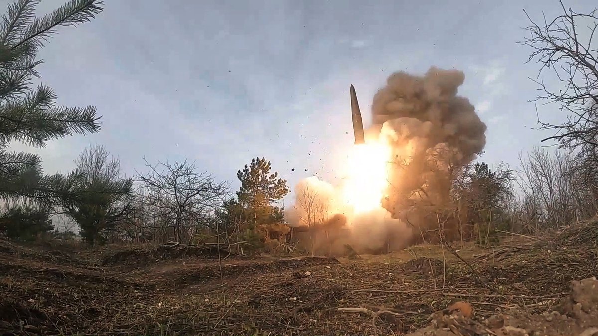 Боевой запуск ракеты оперативно-тактического ракетного комплекса «Искандер»