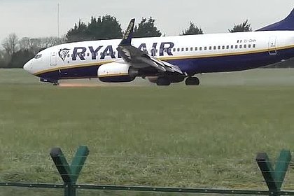 Опасная посадка пассажирского самолета со сломанным шасси попала на видео