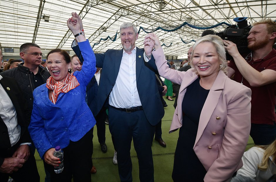 Лидеры партии «Шинн Фейн» Мишель О'Нил (справа) и Мэри Лу Макдональд празднуют победу своего кандидата Джона О'Дауда на местных выборах. Магерафельт, Великобритания, 7 мая 2022 года