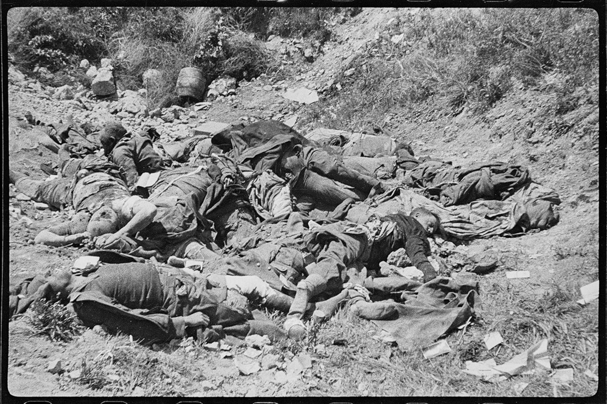 Погибшие в районе 35-й батареи под Севастополем немцы. Май 1944 года