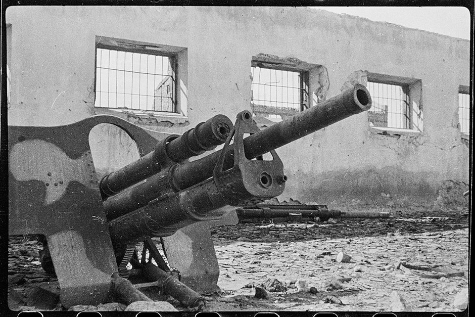 Разбитое немецкое орудие в одном из строений молочной фермы под Севастополем. Май 1944 года
