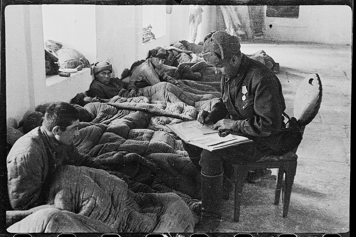 Капитан Александр Коротков регистрирует прибывшего рядового, раненого под Севастополем. Крым. 1944 год