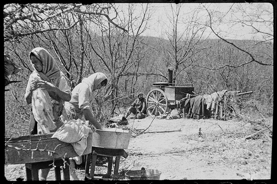 Жительницы села Камары (ныне Оборонное) Ольга Кариат и Таисия Статицина стирают белье. Крым. 26 апреля 1944 года