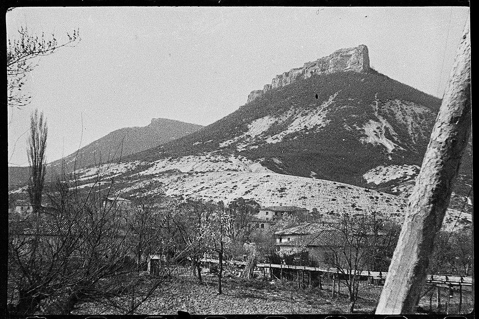 Белая скала (Ак-Кая) и одноименный поселок Ак-Кая у ее подножия в долине реки Биюк-Карасу. Крым. Апрель 1944 года