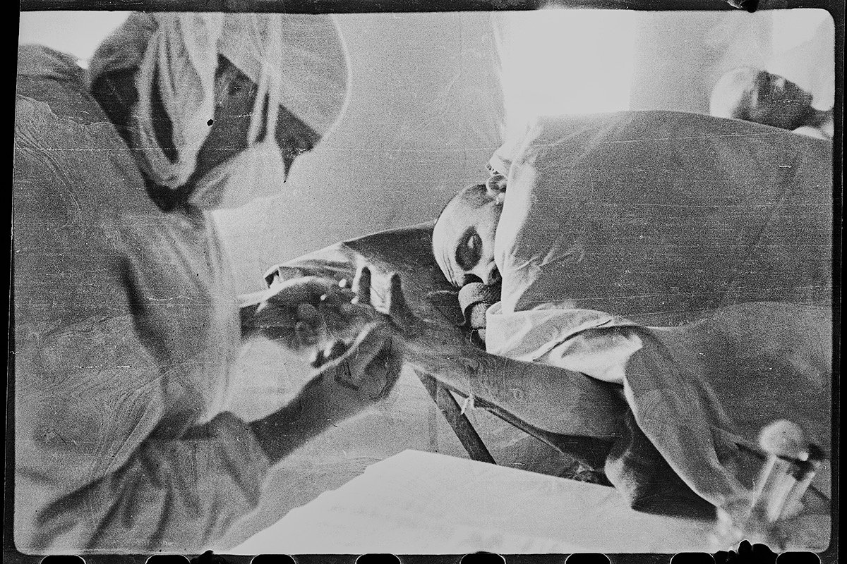 Взятие крови у раненого Чуяна для определения ее группы. 308-й медсанбат в поселке Шули между Севастополем и Бахчисараем, 267-я СД, 51-я Армия, 4-й Украинский фронт. Крым. 28 апреля 1944 года