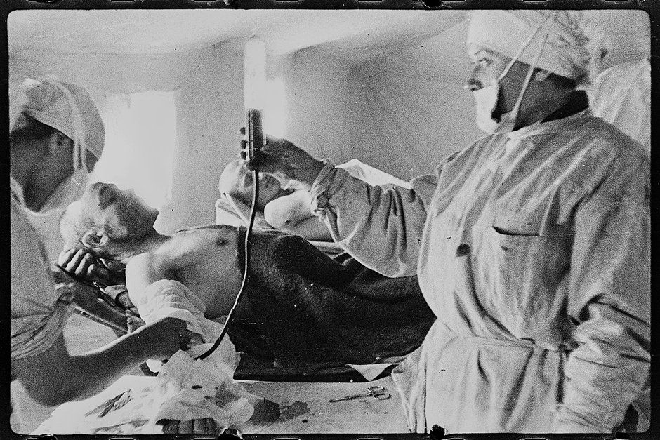 Переливание крови донора Шемякиной раненому солдату Чуяну. Крым. 28 апреля 1944 года