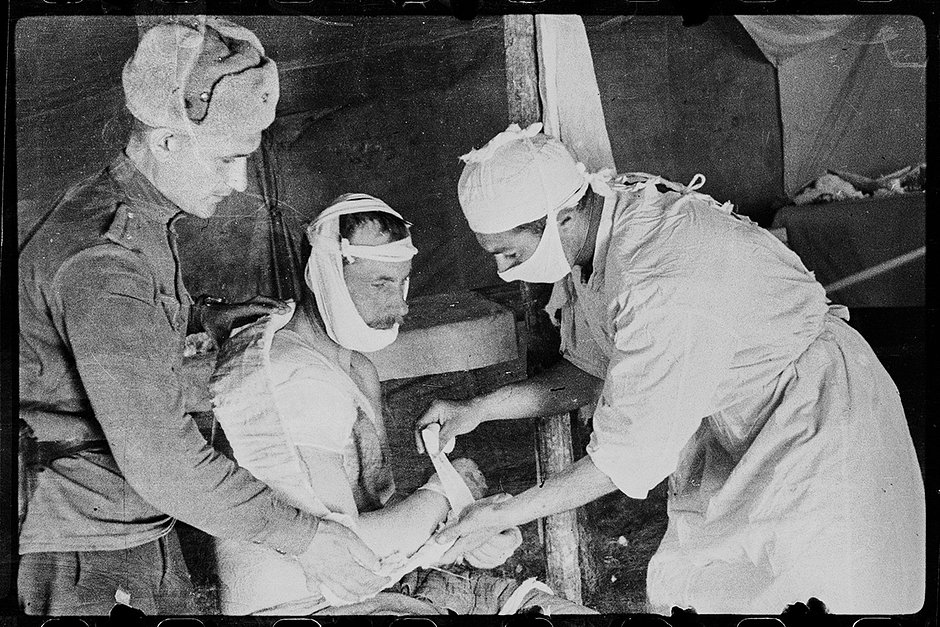 Наложение шины на правый плечевой сустав раненому по фамилии Оберемок. 26 апреля 1944 года