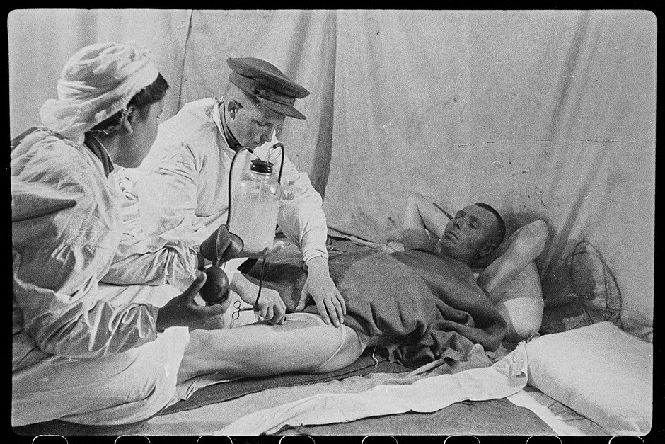 Фельдшер Задорожный и медсестра Башукова вливают физраствор раненому в живот солдату. 8 мая 1944 года
