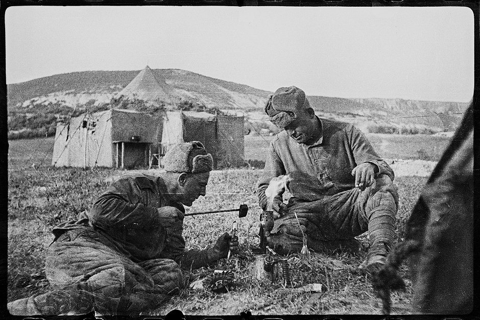 Около перевязочной медсанбата. Поселок Шули, Крым. 28 апреля 1944 года