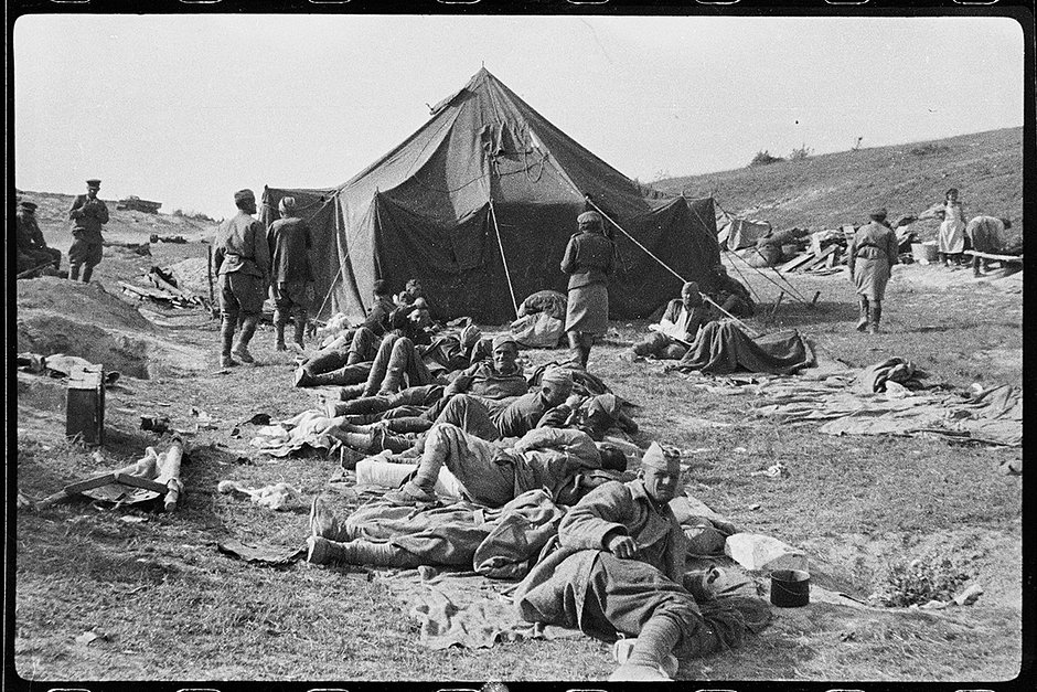 Раненые в ожидании эвакуации у палатки медпункта. Крым. 9 мая 1944 года