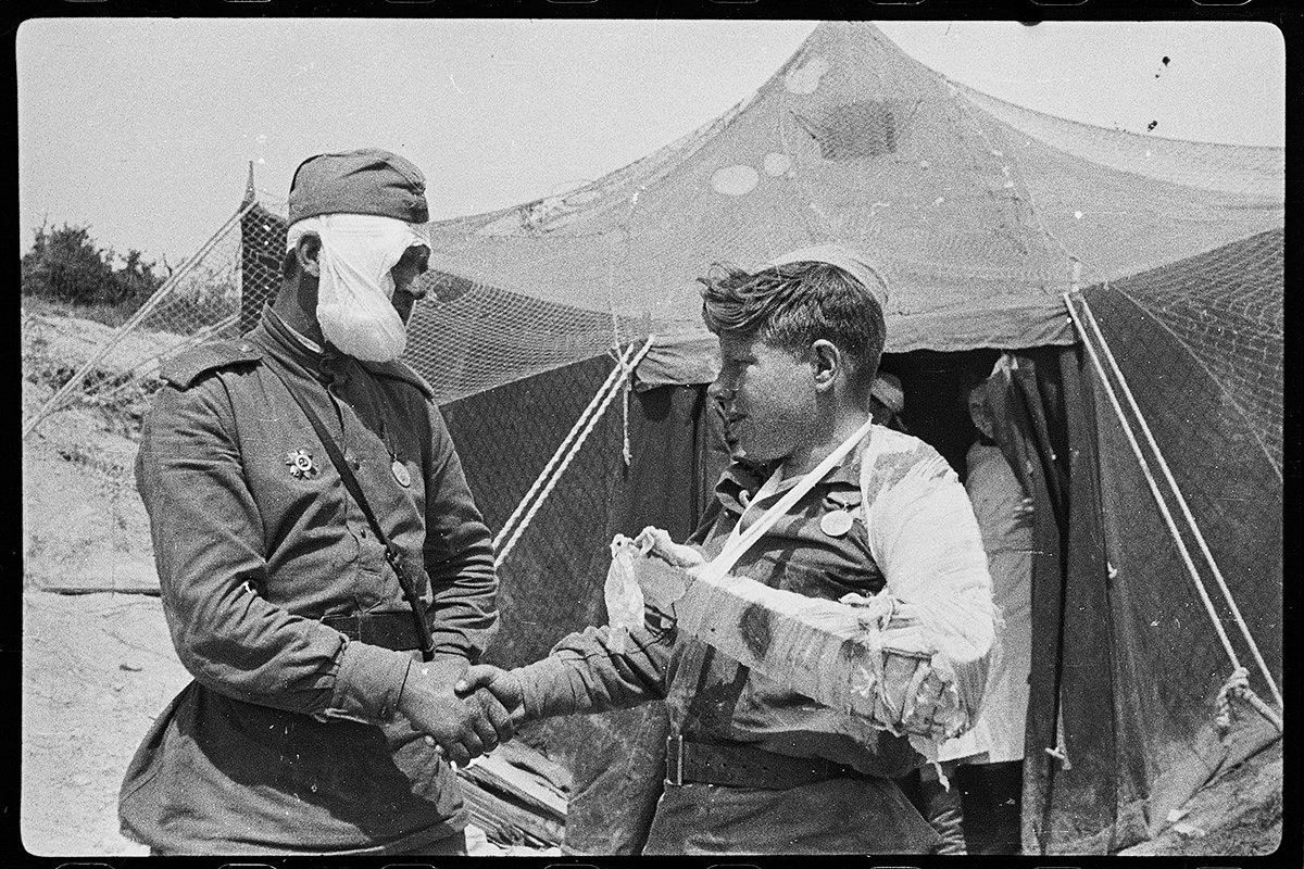 Раненый сержант прощается с сослуживцем, отправляющимся в госпиталь. 9 мая 1944 года