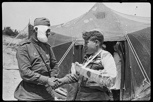 Раненый сержант прощается с сослуживцем, отправляющимся в госпиталь. 9 мая 1944 года. Фото: Валерий Фаминский / Частная коллекция Артура Бондаря