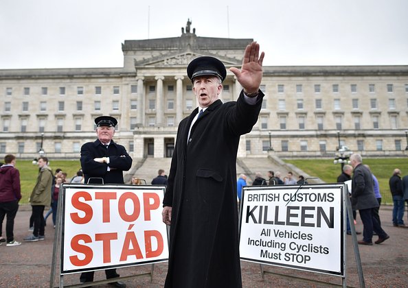 Мужчины, одетые в форму таможенников, на акции протеста против Brexit и его возможного влияния на ирландскую границу. Белфаст, Северная Ирландия. Фото: Charles McQuillan / Getty Images