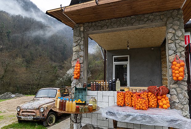 Уличная торговля мандаринами в Абхазии