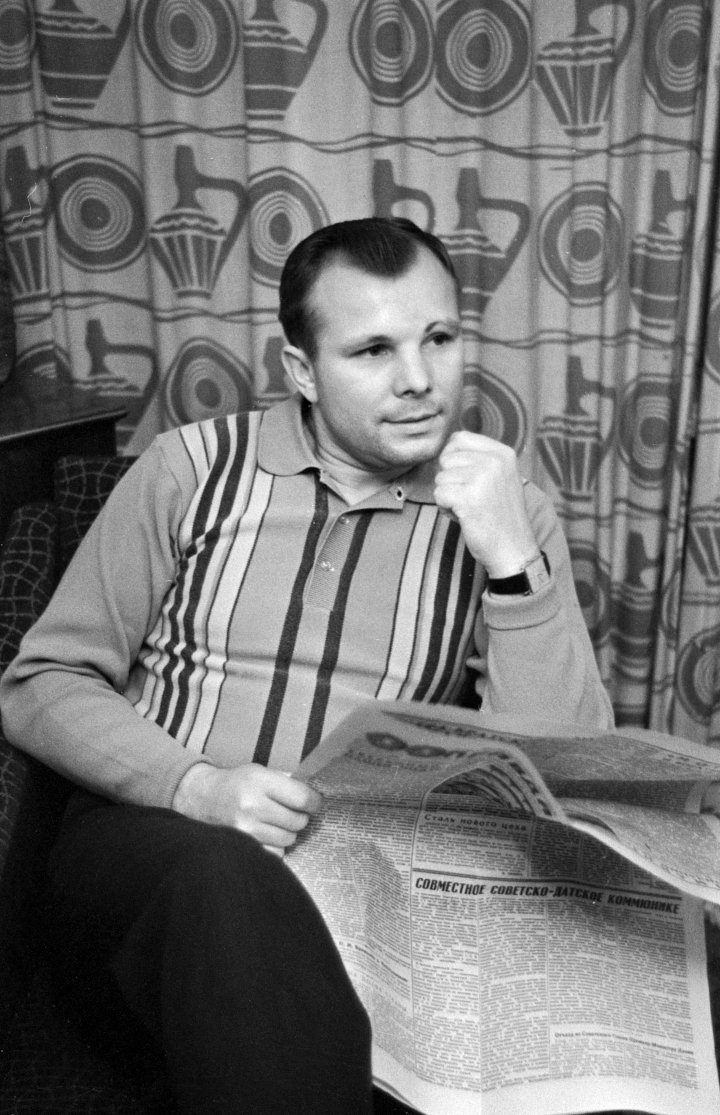 Юрий Гагарин во время отдыха в своей квартире